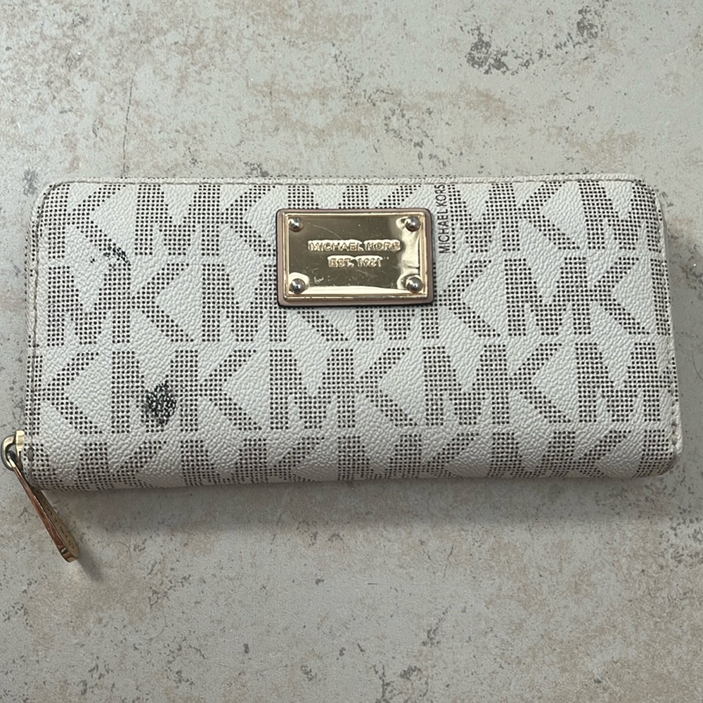 Michael Kors Zip Around Wallet